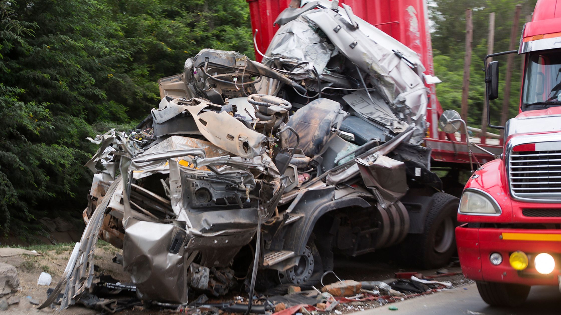 A severe collision between a commercial truck and a passenger vehicle in Dallas, depicting the aftermath of a truck accident, highlighting the need for a skilled Dallas Commercial Truck Accident Attorney.